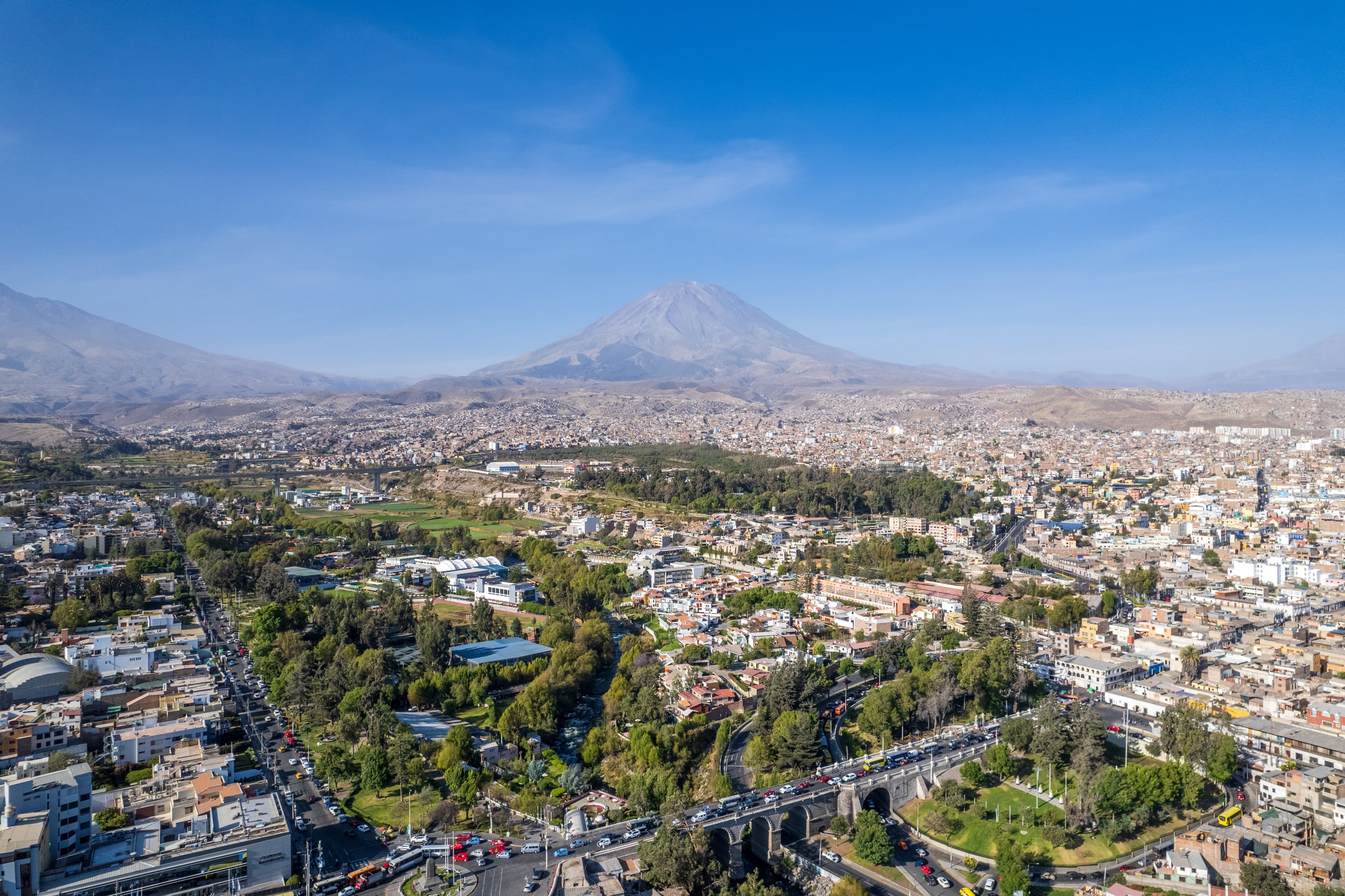 Vista aérea de la ciudad de Arequipa con el volcán Misti al fondo